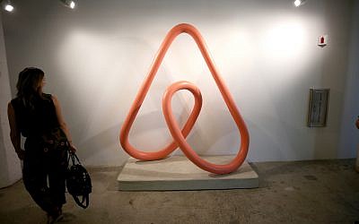 L'enseigne d'Airbnb à la conférence Wired de San Francisco, le 12 octobre 2018 (Crédit : Phillip Faraone/Getty Images for WIRED25 via JTA)