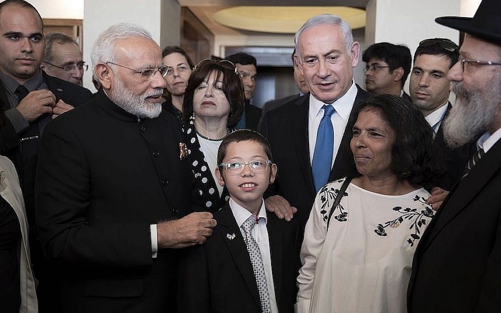 Le Premier ministre indien Narendra Modi (à gauche) et le Premier ministre israélien Benjamin Netanyahu avec Moshe Holtzberg et sa nounou Sandra Samuel au centre Habad Nariman à Mumbai, site de l'attaque terroriste de 2008, qui a coûté la vie aux parents de Moshe, le 5 juillet 2017. (Atef Safadi/AFP/Getty Images/via JTA)