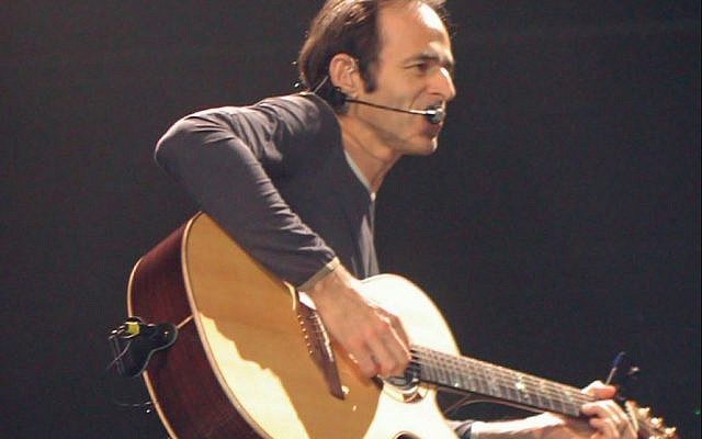 Jean-Jacques Goldman en concert en 2002 au Zénith de Paris. (Crédit : Goldman0001/Wikimedia Commons)
