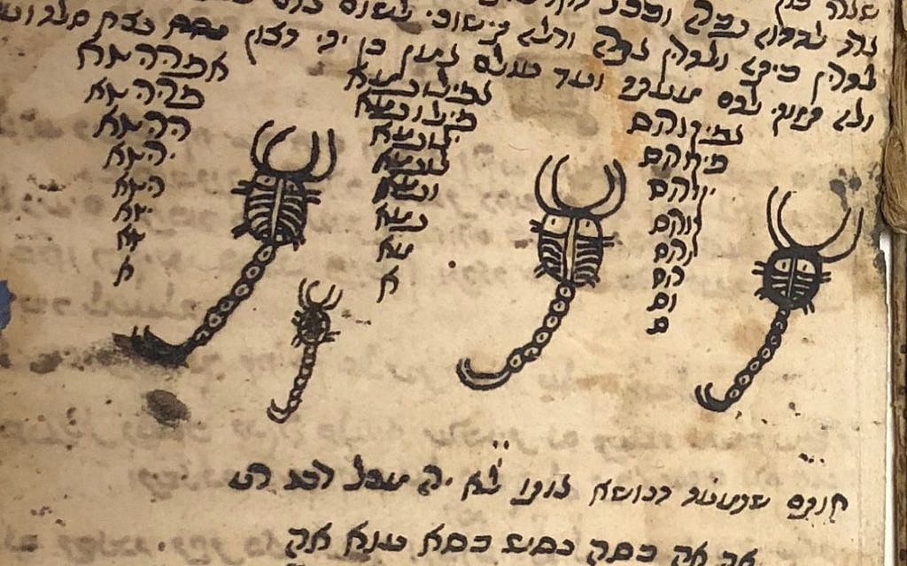 "L'écriture d'ange" et comment se débarrasser des scorpions dans un livre de sortilèges présents dans la valise noire mystérieuse qui avait été offerte au docteur Max Brodny à Moscou, en 1959 (Crédit : Amanda Borschel-Dan/Times of Israel)