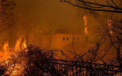 Les flammes de l'incendie de Woolsey entourent une maison à Malibu, Californie, le 9 novembre 2018. (David McNew/Getty Images via JTA)