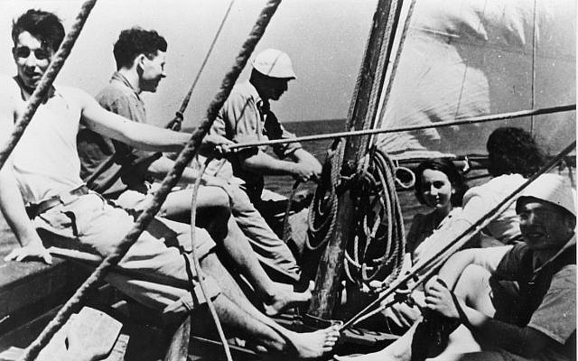 Entraînement naval du Palmach à Césarée, 1944. (Archives photographiques du Musée du Palmach, domaine public/Wikimedia Commons)