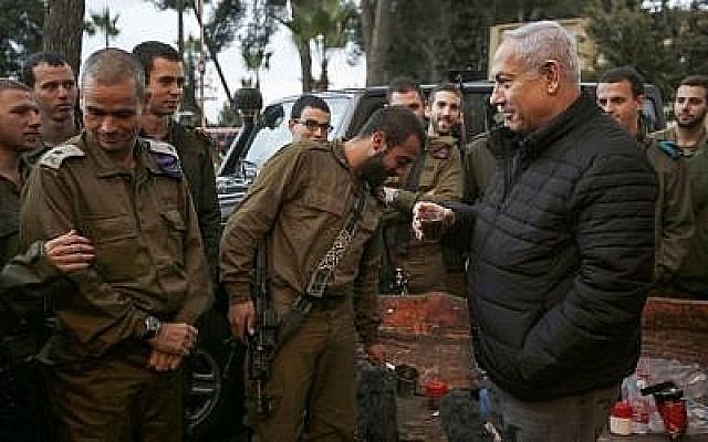 Le Premier ministre Benjamin Netanyahu (à droite) rencontre des soldats dans la ville de Safed, au nord du pays, le 11 décembre 2018. (Jalaa Marey/AFP)