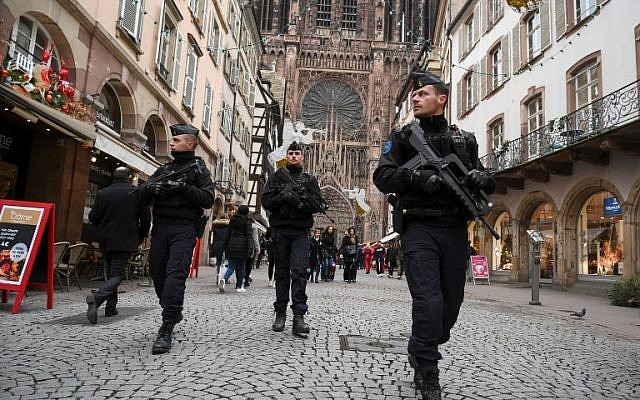 Illustration : des policiers patrouillent dans les rues de Strasbourg le 14 décembre 2018, après la réouverture du marché de Noël, à Strasbourg, temporairement fermé à cause d'un attentat. (Crédit : SEBASTIEN BOZON / AFP)