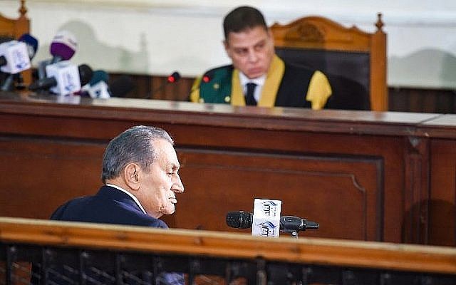 Le juge égyptien Mohammed Shirin Fahmi (au fond) écoute le témoignage de l'ancien président déchu Hosni Moubarak (devant) durant le deuxième procès de membres des Frères musulmans, dorénavant interdits, le 26 décembre 2018 (Crédit : Mohamed el-Shahed/AFP)
