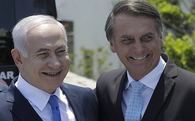 Le Premier ministre Benjamin Netanyahu, à gauche, accueilli par Jair Bolsonaro, alors président élu du Brésil, au fort de Copacabana, à Rio de Janeiro, au Brésil, le 28 décembre 2018. (Crédit : Leo Correa/POOL/AFP)