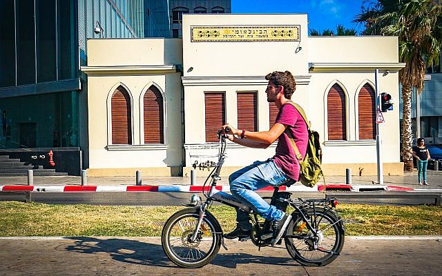 Un homme conduit un vélo électrique à Tel Aviv, le 5 juilet 2016. Illustration (Crédit : Flickr/Ted Eytan/CC BY-SA)