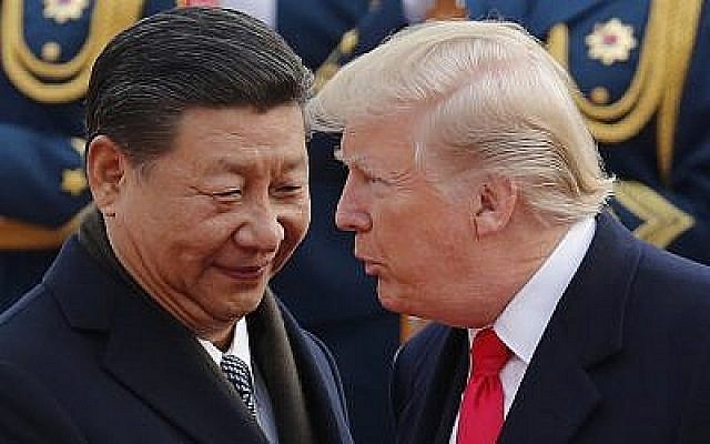 Le président américain Donald Trump, (à droite), discute avec le président chinois Xi Jinping lors d'une cérémonie de bienvenue au Grand Hall du Peuple à Beijing, le 9 novembre 2017. (AP/Andy Wong)