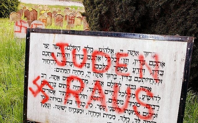 Des inscriptions nazies disant "Juifs dehors" et des croix gammées ont été peintes à l'entrée d'un cimetière juif à Herrlisheim, dans l'Est de la France, sur cette photo du 30 avril 2004. (AP Photo/Gil Michel)