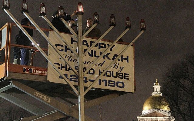 Illustration: un rabbin allume une hanoukkiah publique à Boston,le 1er décembre 2010 (Crédit : AP /Steven Senne)
