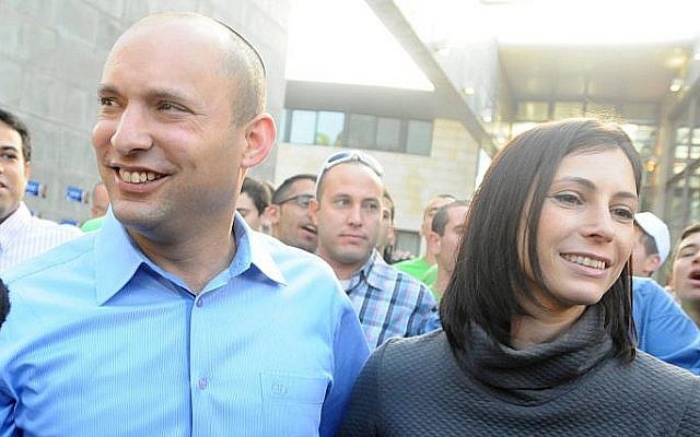 Naftali Bennett et son épouse Gilat aux urnes lors des élections du 22 janvier 2012/ (Crédit : Yossi Zeliger/Flash90)