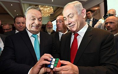 Le Premier ministre Benjamin Netanyahu et le Premier ministre hongrois Viktor Orban, (à gauche), avec un rubik's cube lors d'un forum commercial israélo-hongrois à Budapest, en Hongrie, le 19 juillet 2017 (Crédit : Haim Zach/GPO/Flash90)