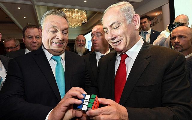Le Premier ministre Benjamin Netanyahu et le Premier ministre hongrois Viktor Orban, (à gauche), avec un rubik's cube lors d'un forum commercial israélo-hongrois à Budapest, en Hongrie, le 19 juillet 2017 (Crédit : Haim Zach/GPO/Flash90)