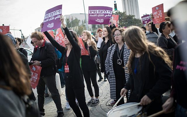 Des femmes bloquent l'entrée de Jérusalem lors d'une manifestation contre les violences faites aux femmes, le 4 décembre 2018 (Crédit : Hadas Parush/Flash90)