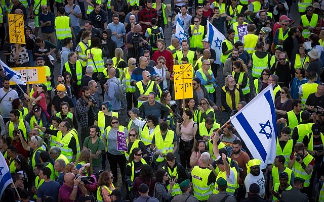 Les manifestations en gilets jaunes atteignent Israël alors que des centaines de personnes protestent contre la hausse du coût de la vie près des quartiers du gouvernement à Tel Aviv le 14 décembre 2018. (Crédit : Miriam Alster / Flash90)