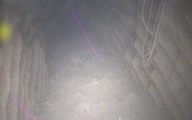 L'intérieur d'un tunnel d'attaque transfrontalier creusé par le Hezbollah depuis le village de Kafr Kila vers le territoire israélien, le 4 décembre 2018. (Crédit : armée israélienne)