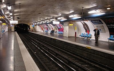 Vue de l'arrêt de métro Réaumur Sébastopol à Paris. (Crédit : Clicsouris/Wikimedia Commons)