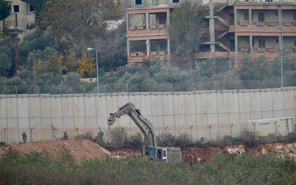 Une pelleteuse militaire israélienne est à l'œuvre à la frontière avec le Liban dans la ville de Metulla, au nord d'Israël, le 4 décembre 2018. (AP Photo/Ariel Schalit)
