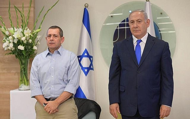 Le chef du Shin Bet Nadav Argaman, à gauche, et le Premier ministre Benjamin Netanyahu lors d'une cérémonie de remises de distinction organisée au siège du Shin Bet, à Tel Aviv, le 4 décembre 2018. (Crédit : Amos Ben Gershom/GPO)