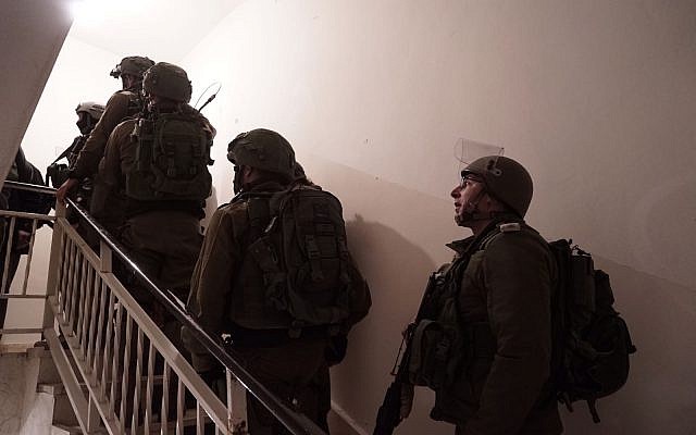 Les soldats de Tsahal inspectent la maison du terroriste palestinien Abd al-Rahman Bani Fadel avant sa démolition dans le village d'Aqraba, au nord de la Cisjordanie, le 19 mars 2018. (Armée israélienne)