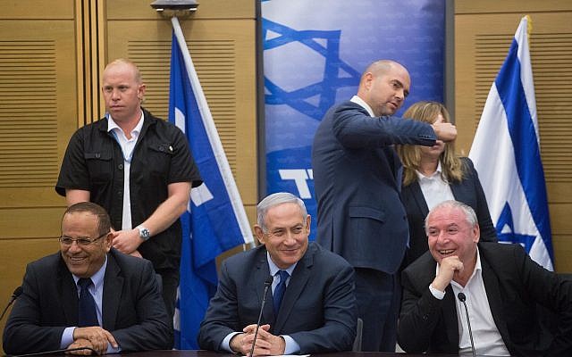 Le Premier ministre Benjamin Netanyahu et le chef de la coalition et député du Likud David Amsalem, à droite, et le ministre des communications  Ayoub Kara lors d'une réunion de faction à la Knesset, le 7 mai 2018 (Crédit : Miriam Alster/Flash90)