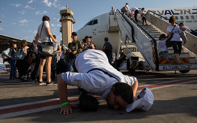 Un immigrant français embrasse le sol à son arrivé à Ben Gurion, le 10 juillet 2017. (Crédit : Nati Shohat/Flash90)