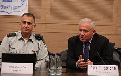 Le général de division Tamir Hyman, (à gauche), chef du renseignement militaire, prend la parole devant la puissante Commission des affaires étrangères et de la défense de la Knesset, aux côtés de son président, M. Avi Dichter, le 11 décembre 2018. (Yitzhak Harari/Knesset)