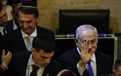 Le président élu du Brésil, Jair Bolsonaro (à gauche), et le Premier ministre israélien Benjamin Netanyahu (à droite) sont photographiés à leur arrivée dans une synagogue du quartier Copacabana, à Rio de Janeiro, au Brésil, le 28 décembre 2018. (Leo CORREA / POOL / AFP)