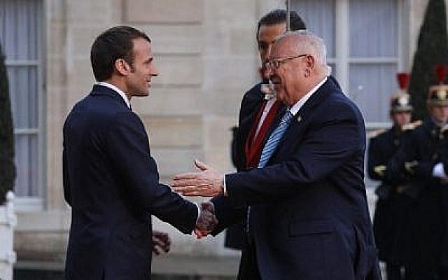 Le président israélien Reuven Rivlin (à droite) accueilli par Emmanuel Macron à l'Elysée, à Paris le 23 janvier 2019. (Crédit : Ludovic MARIN / AFP)