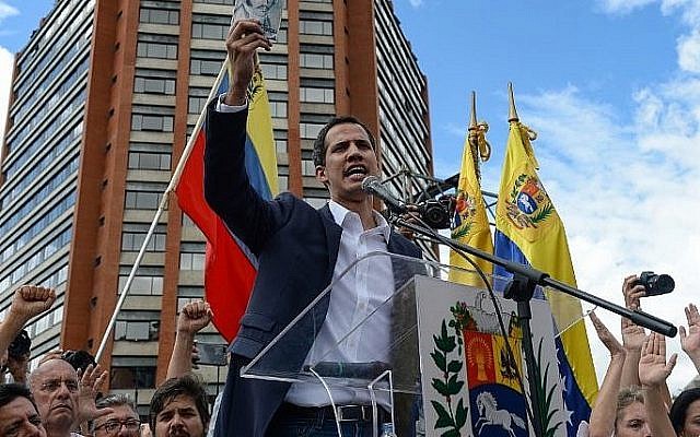Le président de l'Assemblée nationale vénézuélienne, Juan Guaido, s'adresse à la foule lors d'un rassemblement d'opposition de masse contre le président Nicolas Maduro, au cours duquel il s'est déclaré "président par intérim" du pays, à l'occasion de l'anniversaire du soulèvement de 1958 qui avait renversé la dictature militaire, à Caracas le 23 janvier 2019. crédit : (Federico Parra/AFP)