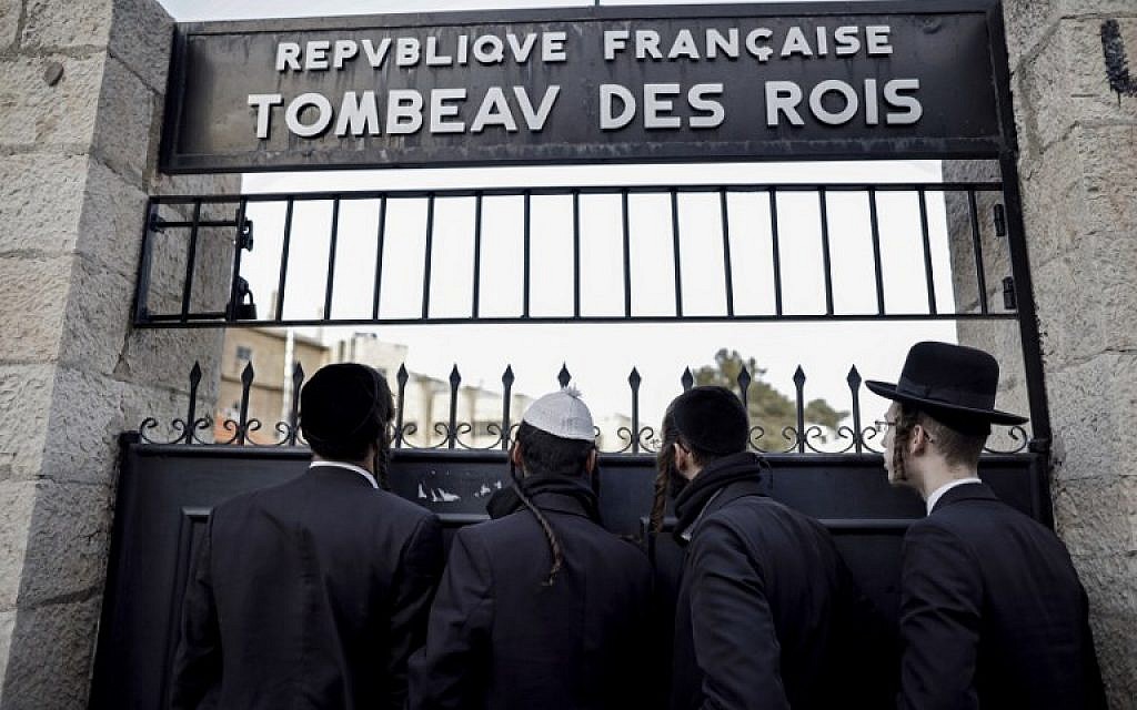 Des ultra-orthodoxes regroupés devant le Tombeau des Rois, site appartenant au consulat français, le 24 janiver 2019. (Crédit : THOMAS COEX / AFP)
