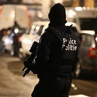 Un policier à Bruxelles durant une opération, le 24 mars 2016. (Crédit : AFP/Belga/Nicolas Maeterlinck)