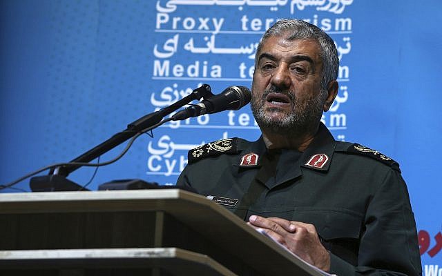Le chef des gardiens de la révolution paramilitaires iraniens, le général Mohammad Ali Jafari, lors d'une conférence à Téhéran, en Iran, le 31 octobre 2017 (Crédit : Vahid Salemi/AP)
