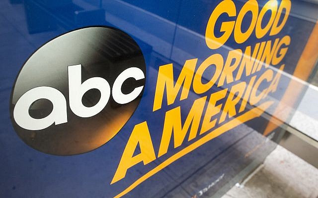 Le logo de la chaîne ABC appartenant au groupe Disney, dans les studios de Manhattan, en 2017. (Crédit : AP /Mary Altaffer)