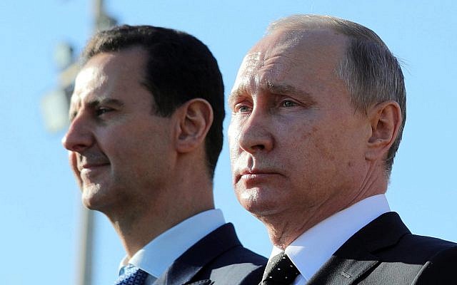Le président russe Vladimir Poutine (à droite) aux côtés du président syrien Bashar el-Assad sur la base  Hemeimeem en Syrie, le 11 décembre 2017. (Crédit : Mikhail Klimentyev, Sputnik, Kremlin Pool Photo via AP)