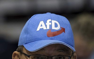 Une casquette aux couleurs du parti d'extrême-droite allemande Alternative pour l'Allemagne, ou AfD, (Crédit : Monika Skolimowska/dpa via AP, file)