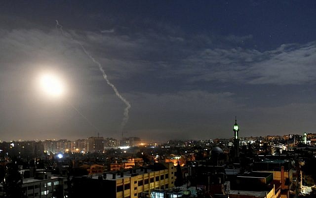 Cette photo publiée par l'agence de presse officielle syrienne SANA, montre des missiles volant dans le ciel près de l'aéroport international, à Damas, Syrie, le 21 janvier 2019. (SANA via AP)