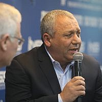 L'ancien chef d'état-major de Tsahal, Gadi Eizenkot, (à droite), est interviewé par Amos Yadlin à la conférence annuelle de l'Institute for National Security Studies à Tel Aviv, le 27 janvier 2019. (INSS)
