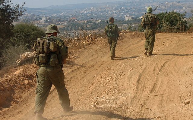Photo d'illustration : Des réservistes en patrouille le long de la frontière libanaise, à proximité du village israélien de Zarit. (Crédit : Roy Sharon/Flash90)