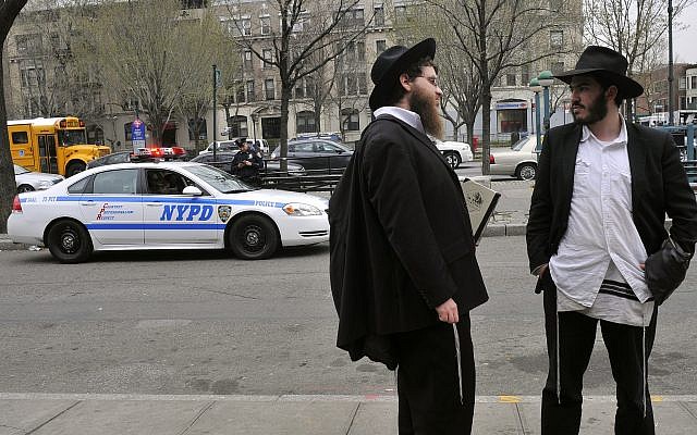 Des Juifs ultra-orthodoxes à  Crown Heights, à Brooklyn, à New York, le 20 mars 2012. (Crédit : Serge Attal/FLASH90/File)
