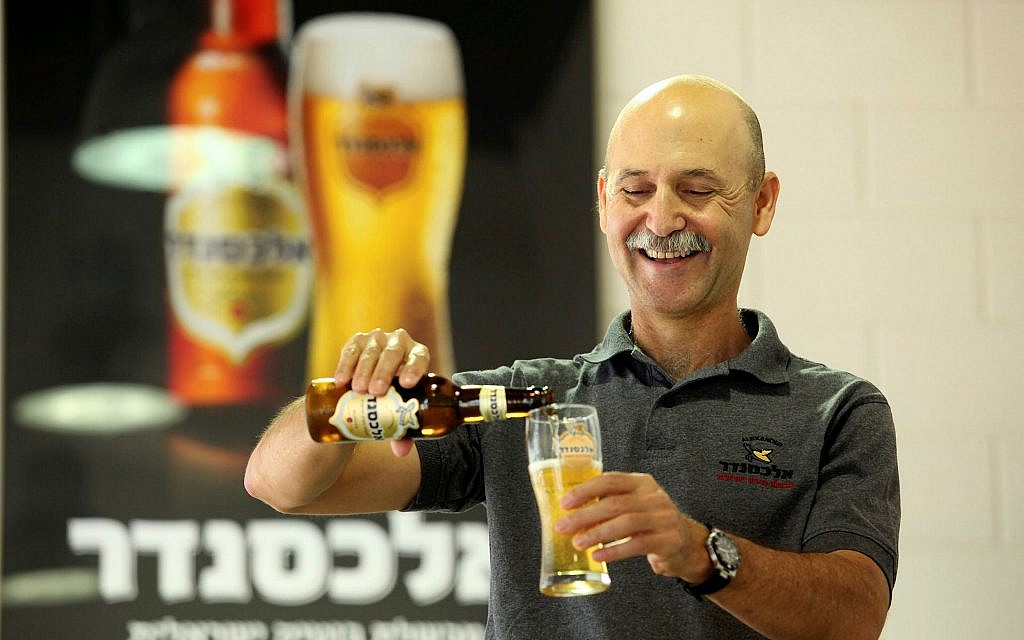 Ori Sagi, fondateur et PDG de la brasserie Alexander Beer à Tel Aviv, août 2011. (Moshe Shai/ Flash90)