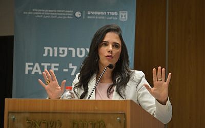 La ministre de la Justice, Ayelet Shaked, prend la parole lors d'une conférence de presse sur l'adhésion d'Israël au Groupe d'action financière sur le blanchiment de capitaux (GAFI), à Tel Aviv, le 10 décembre 2018. (Flash90)