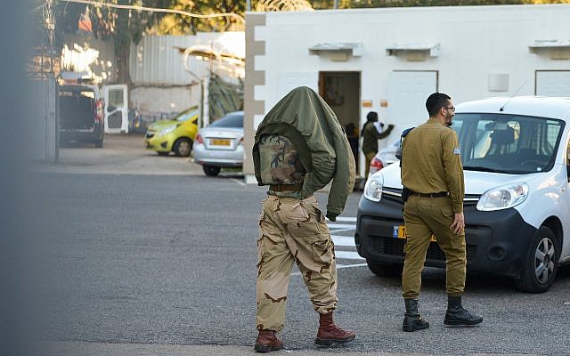 Photo d'illustration. Un des cinq soldats israéliens de la brigade Kfir (G), arrêtés pour avoir prétendument battu deux suspects palestiniens placés sous leur surveillance, arrive à une audience au tribunal militaire de Jaffa le 10 janvier 2019. (Crédit : Flash90)