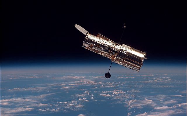 Le télescope Hubble vu depuis la navette Discovery, en février 1997. (Crédit : NASA/Domaine public)