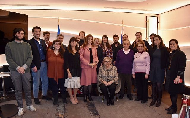 Nechama Rivlin rencontre des artistes  israéliens installés en France lors de la visite officielle du président Reuven Rivlin à Paris, le 23 janvier 2019 (Autorisation : Tomer Reichman)