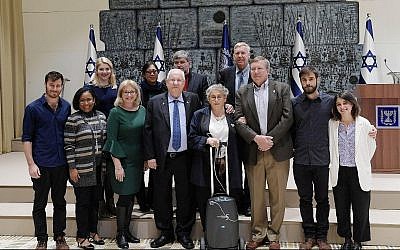 Le président Reuven Rivlin et son épouse Nechama, au centre, avec les familles endeuillées des membres d'équipage de la navette spatiale Columbia, le 27 janvier 2019. (Crédit : Amos Ben-Gershom/GPO)