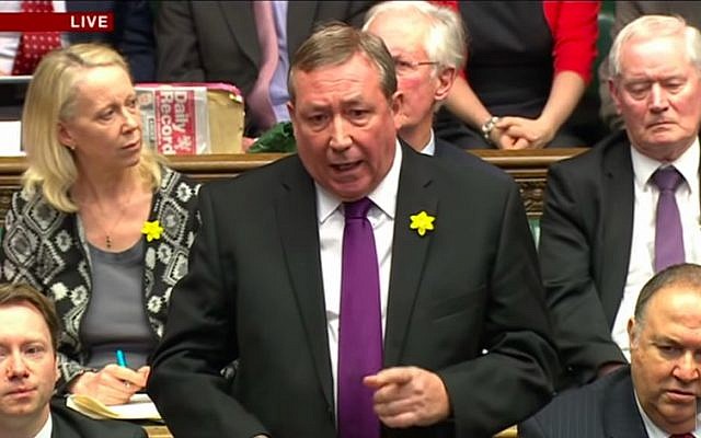 Le député du Labour Jim Sheridan s'adresse au Parlement britannique, le 18 mars 2015. (Crédit : capture d'écran/YouTube)