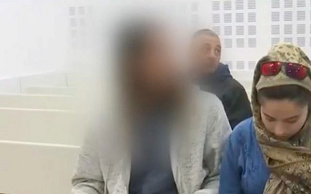 L'adolescent israélien suspecté du meurtre d'Aisha Rabi à l'audience du tribunal de Rishon Lezion, le 23 janvier 2019 (copie d'écran YouTube).