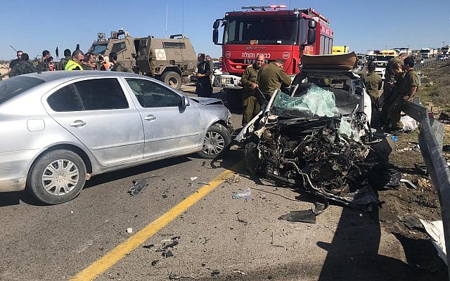 La scène d'un accident de la route mortel sur la Route 60 en Cisjordanie, le 30 janvier 2019. (Crédit : Magen David Adom)