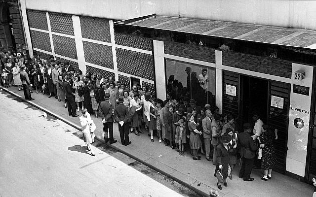 En 1944, des Juifs hongrois font la queue devant le bâtiment "Glass House", d'où le diplomate suisse Carl Lutz a aidé à sauver la vie de dizaines de milliers de personnes. (FOTO:FORTEPAN / Archiv für Zeitgeschichte ETH Zürich / Agnes Hirschi)
